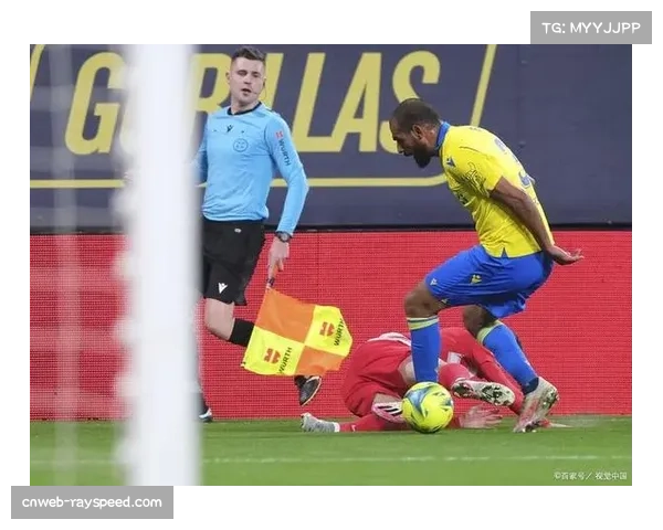 门将失误送礼,加的斯门将开球直接踢到对方前锋身上弹入网窝